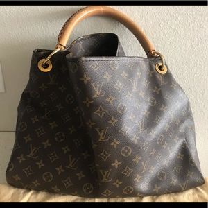 Authentic Louis Vuitton Artsy Monogram Hobo Bag